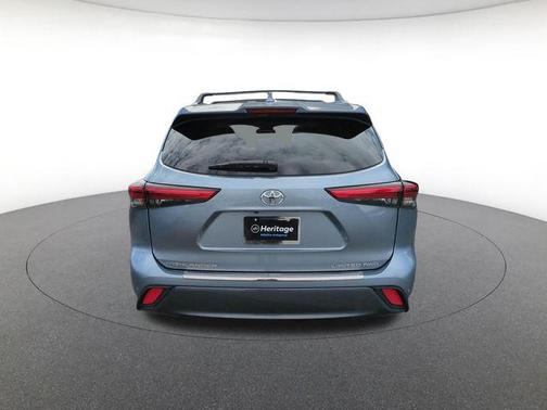 Moon Dust 2023 Toyota Highlander Limited