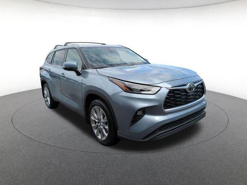Moon Dust 2023 Toyota Highlander Limited