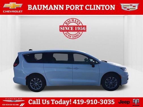 Bright White Clearcoat 2026 Chrysler Pacifica Select AWD