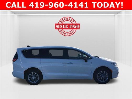 2026 Chrysler Pacifica Select AWD