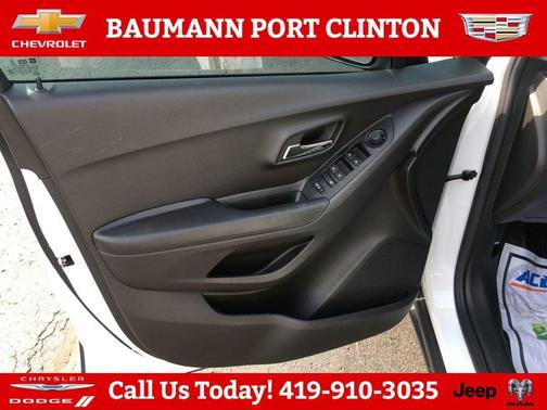 Summit White 2022 Chevrolet Trax LT