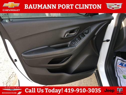 Summit White 2022 Chevrolet Trax LT