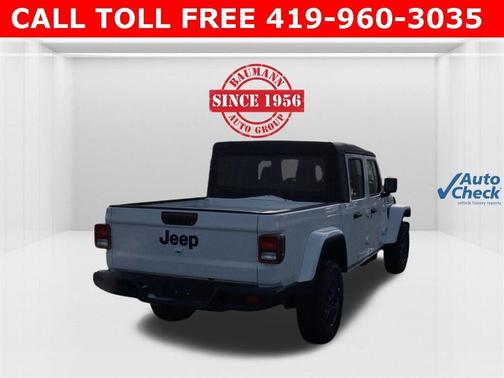Bright White Clearcoat 2026 Jeep Gladiator Sport