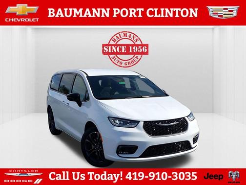 Bright White Clearcoat 2026 Chrysler Pacifica Select