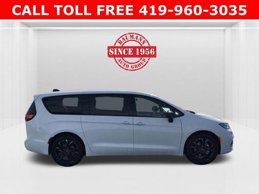 Bright White Clearcoat 2026 Chrysler Pacifica Select