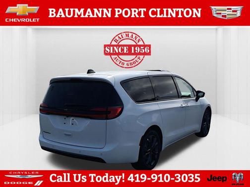 Bright White Clearcoat 2026 Chrysler Pacifica Select