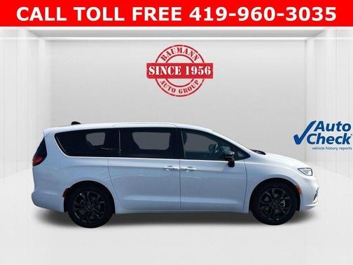 Bright White Clearcoat 2026 Chrysler Pacifica Select