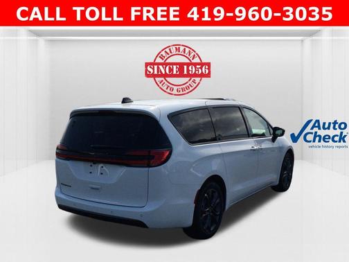 Bright White Clearcoat 2026 Chrysler Pacifica Select