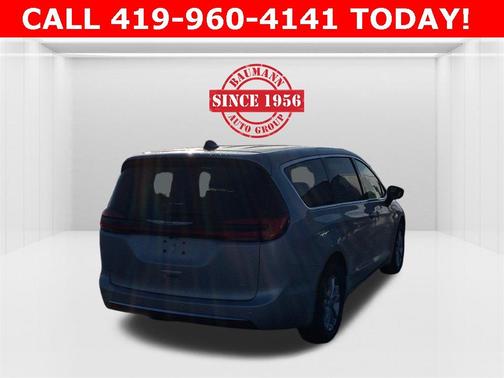 2026 Chrysler Pacifica Select AWD