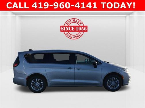 2026 Chrysler Pacifica Select AWD