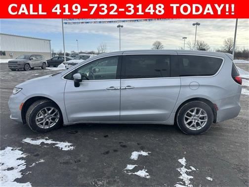 2023 Chrysler Pacifica Touring-L