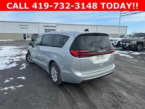 2023 Chrysler Pacifica Touring-L