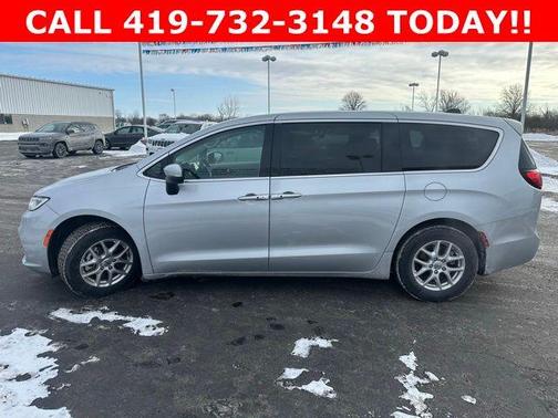 2023 Chrysler Pacifica Touring-L