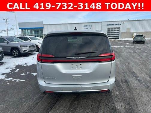2023 Chrysler Pacifica Touring-L
