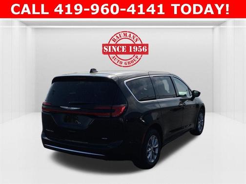 2026 Chrysler Pacifica Select AWD