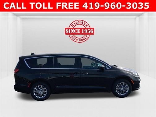 2026 Chrysler Pacifica Select AWD