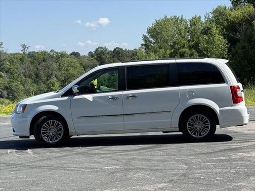 2016 Chrysler Town & Country Touring-L