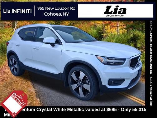 Crystal White Metallic 2021 Volvo XC40 T5 Momentum