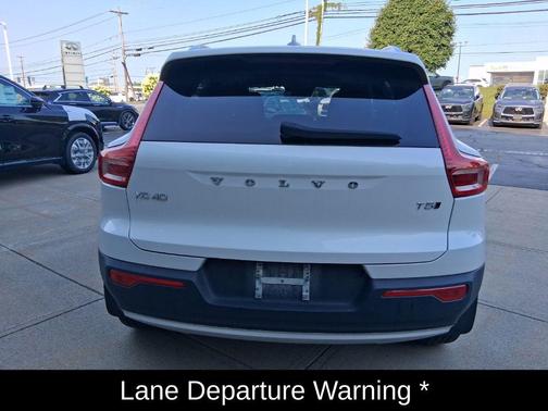 Crystal White Metallic 2021 Volvo XC40 T5 Momentum