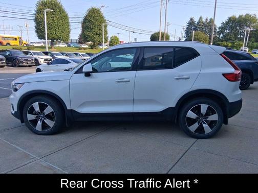 Crystal White Metallic 2021 Volvo XC40 T5 Momentum