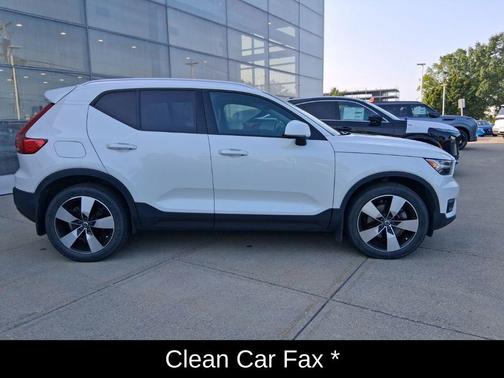 Crystal White Metallic 2021 Volvo XC40 T5 Momentum