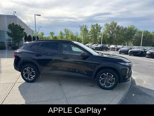 Mosaic Black Metallic 2025 Chevrolet Trax LT