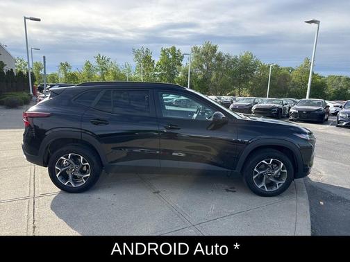 Mosaic Black Metallic 2025 Chevrolet Trax LT