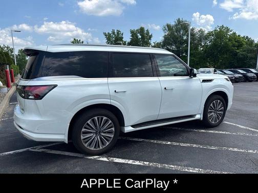 Radiant White 2026 INFINITI QX80 Luxe