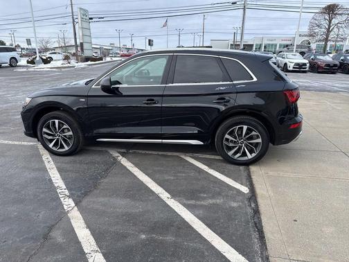 Mythos Black Metallic 2025 Audi Q5 45 S line Premium Plus