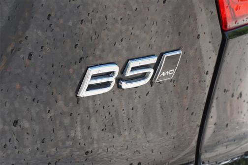 2024 Volvo XC40 B5 Core