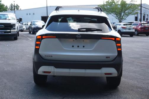 2025 Nissan Kicks SR