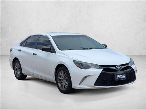 Super White 2016 Toyota Camry SE