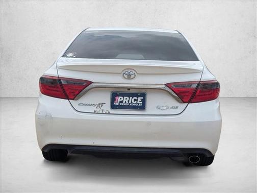 Super White 2016 Toyota Camry SE