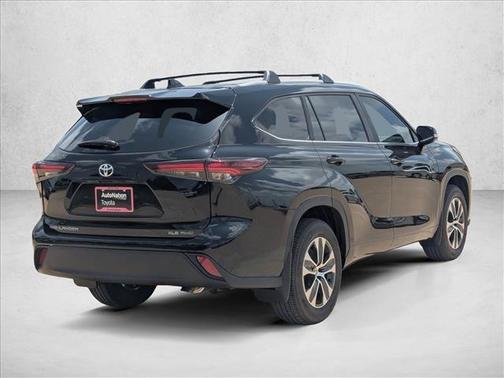 Midnight Black Metallic 2026 Toyota Highlander XLE