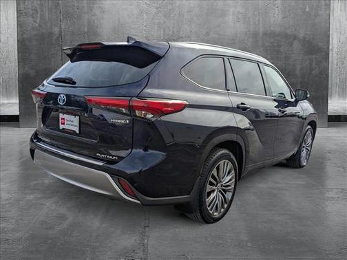 2021 Toyota Highlander Hybrid Platinum