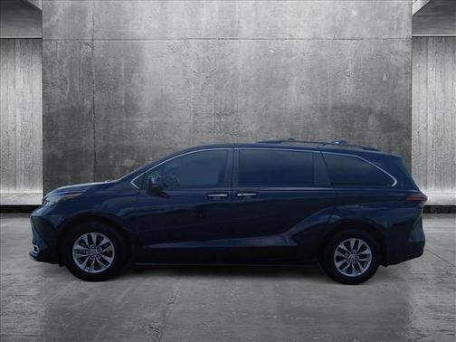 2022 Toyota Sienna XLE 8 Passenger