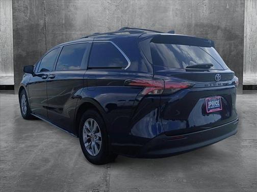 2022 Toyota Sienna XLE 8 Passenger
