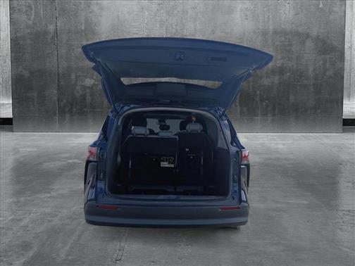 2022 Toyota Sienna XLE 8 Passenger