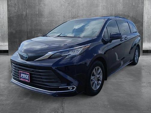 2022 Toyota Sienna XLE 8 Passenger