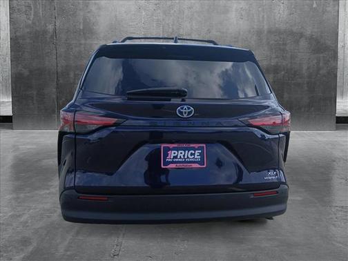 2022 Toyota Sienna XLE 8 Passenger