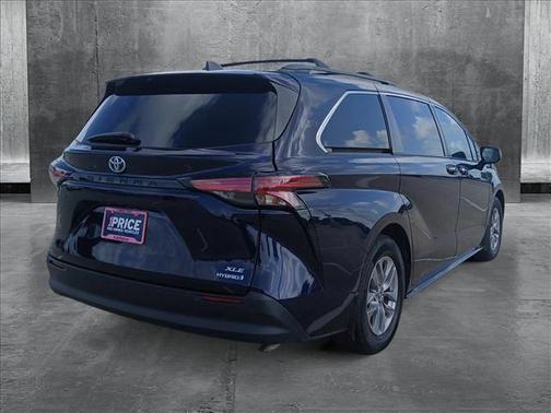 2022 Toyota Sienna XLE 8 Passenger