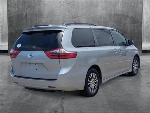 2020 Toyota Sienna XLE