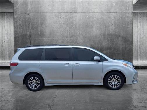 2020 Toyota Sienna XLE