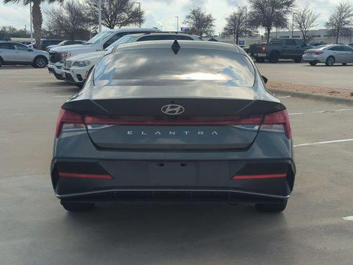 2025 Hyundai ELANTRA SEL