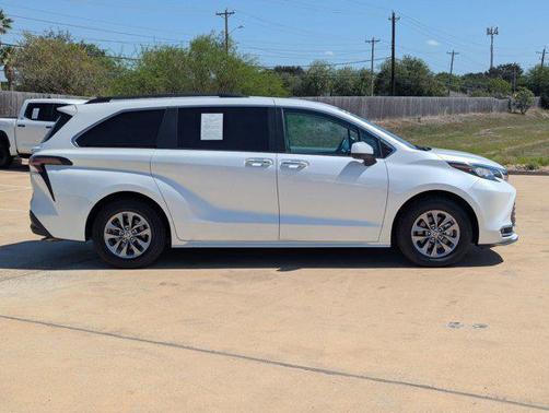 2023 Toyota Sienna XLE 8 Passenger