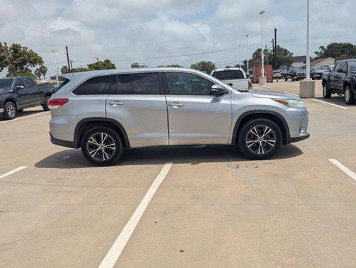 Celestial Silver Metallic 2017 Toyota Highlander LE I4