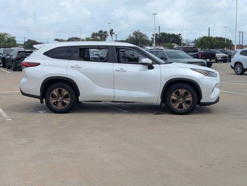 White 2023 Toyota Highlander Hybrid XLE