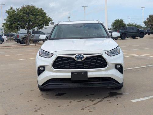 White 2023 Toyota Highlander Hybrid XLE