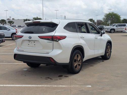 White 2023 Toyota Highlander Hybrid XLE