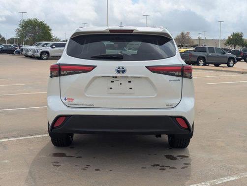 White 2023 Toyota Highlander Hybrid XLE